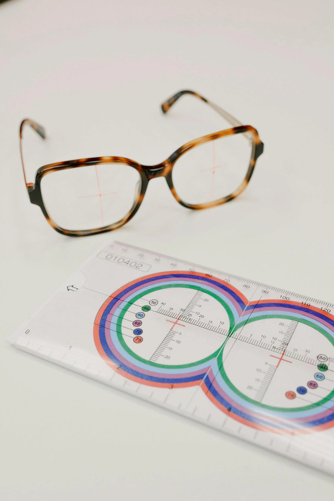 How to choose the shape of glasses?