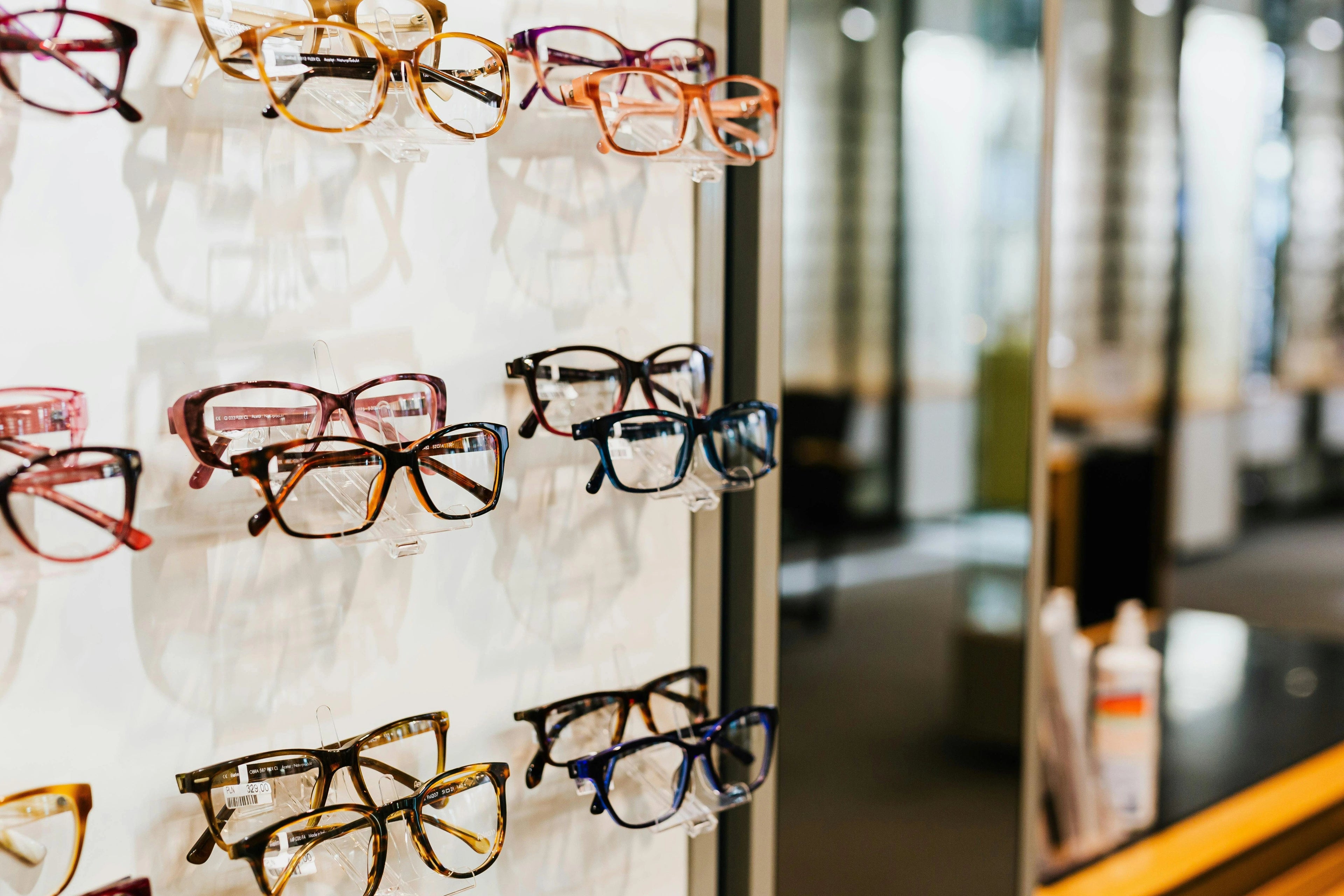 Do You Know the Difference Between Ready-Made Glasses and Prescription Glasses Made Just for You?