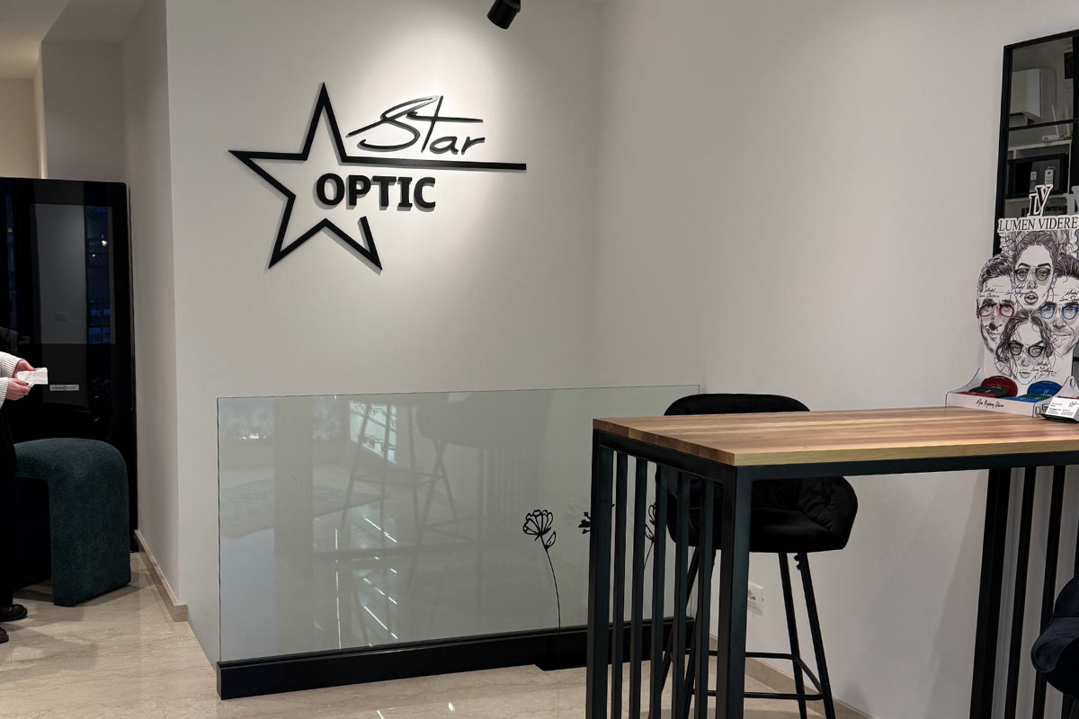 Optician's office with 'Star Optic' logo on the wall